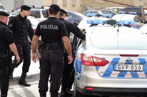 Woman arrested in Mosta over weapons stash and illegal drugs